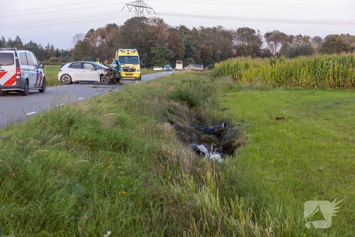 Auto vliegt meters weiland in