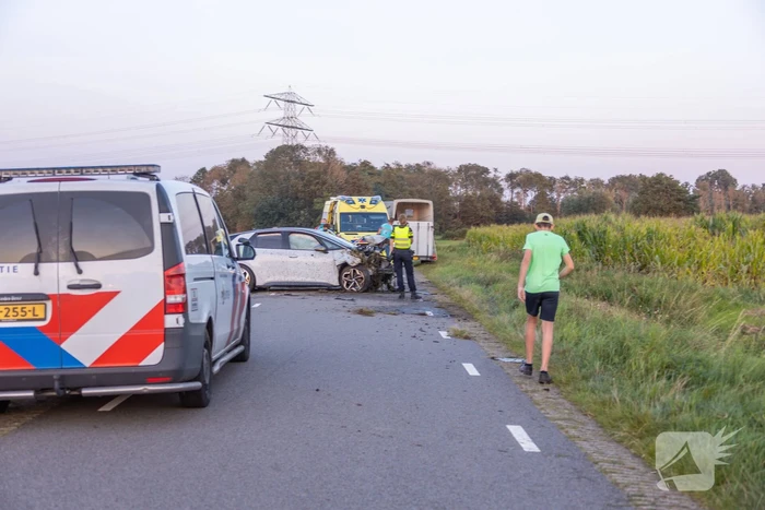 Auto vliegt meters weiland in
