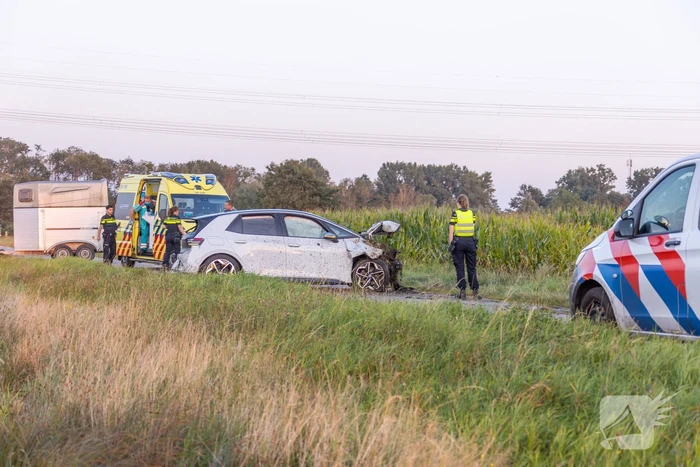 Auto vliegt meters weiland in