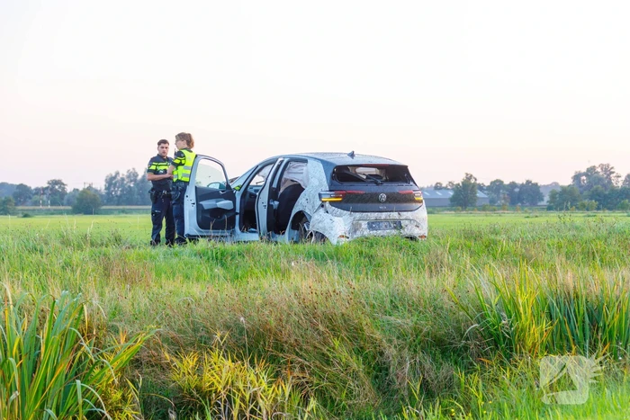 Auto vliegt meters weiland in