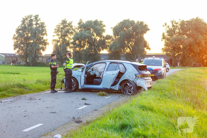 Auto vliegt meters weiland in
