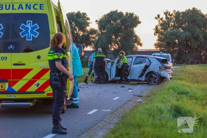 Auto vliegt meters weiland in