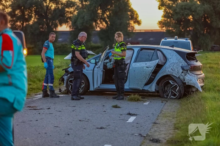 Auto vliegt meters weiland in