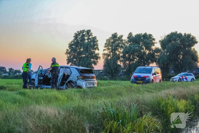 Auto vliegt meters weiland in
