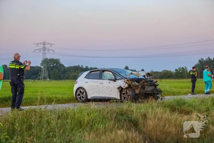 Auto vliegt meters weiland in