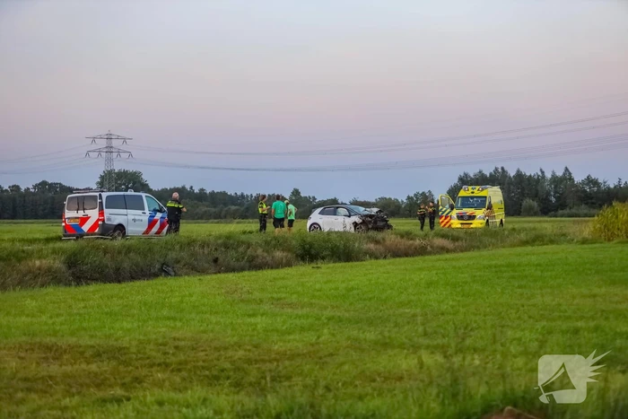Auto vliegt meters weiland in