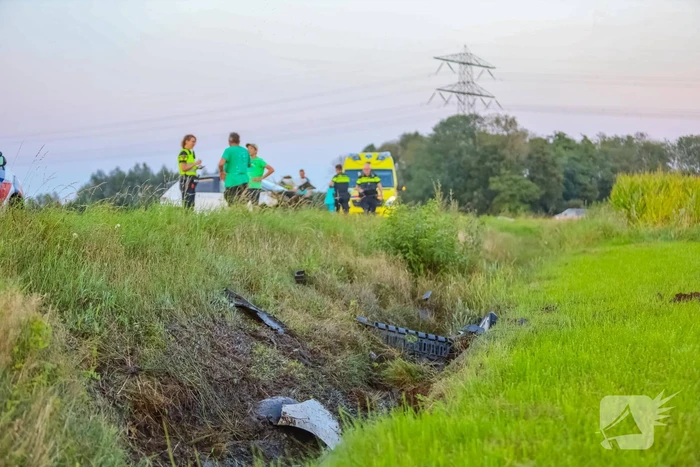 Auto vliegt meters weiland in