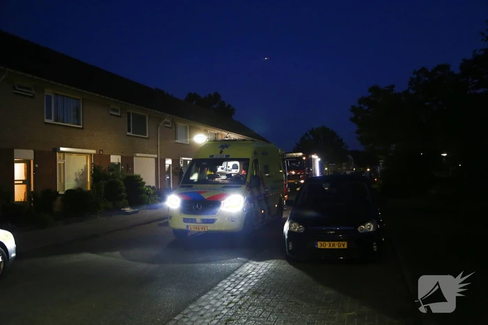 Man bekneld onder motorfiets