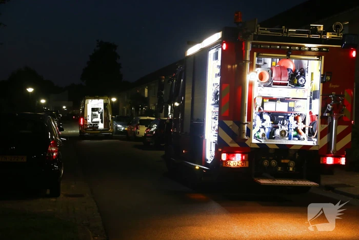 Man bekneld onder motorfiets