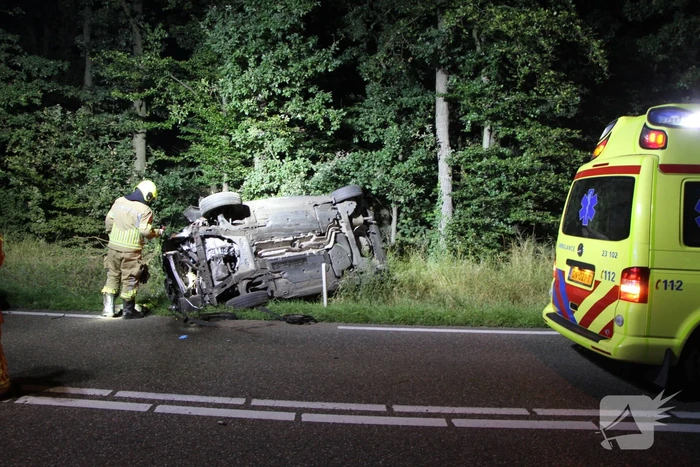 Persoon gewond nadat auto op zijkant belandt
