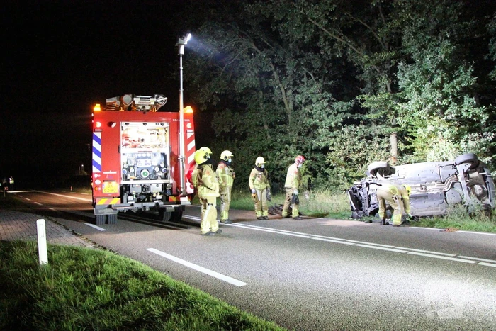 Persoon gewond nadat auto op zijkant belandt