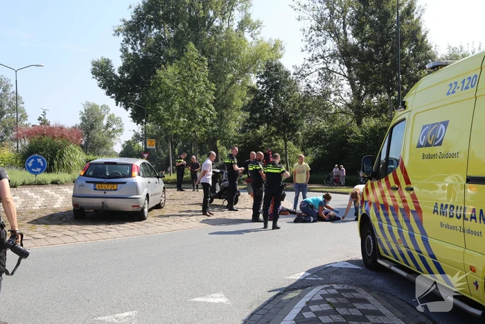 Auto botst tegen scooter aan op rotonde