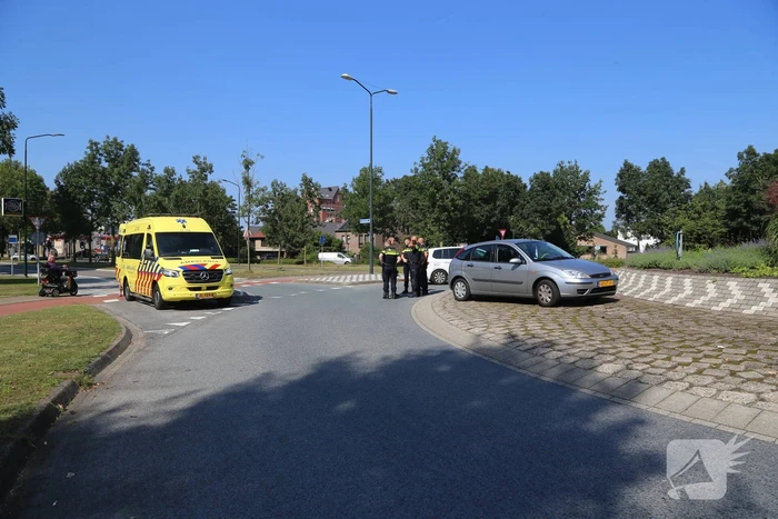 Auto botst tegen scooter aan op rotonde