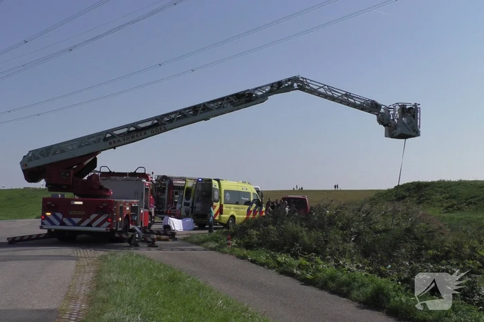 Motorrijder wijkt uit en belandt in sloot