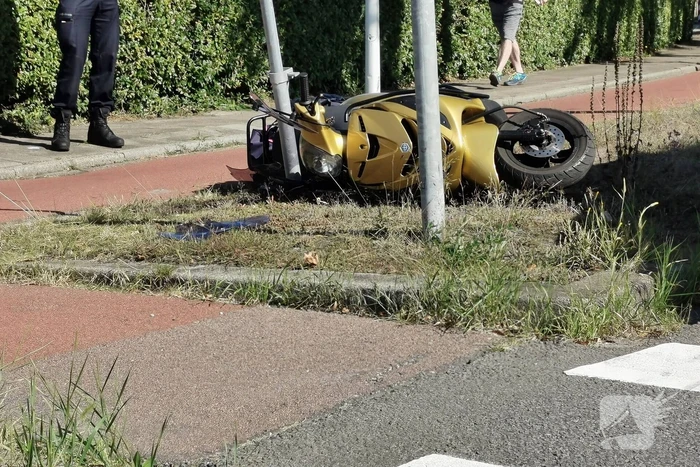 Scooterrijder ten val op fietspad