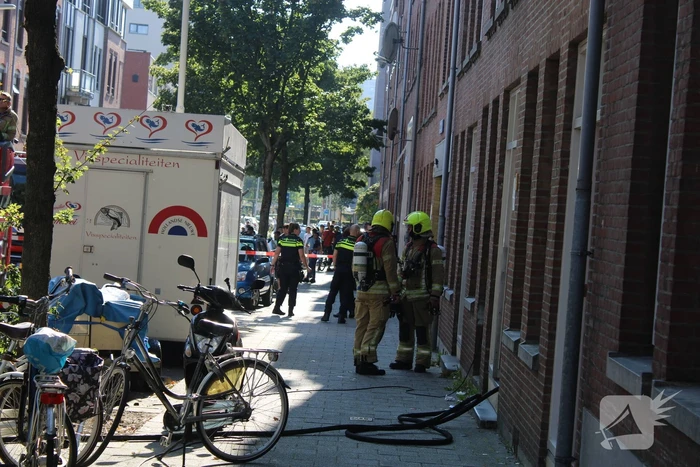 Brandweer blust brand op tweede etage van flat