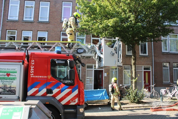 Brandweer blust brand op tweede etage van flat