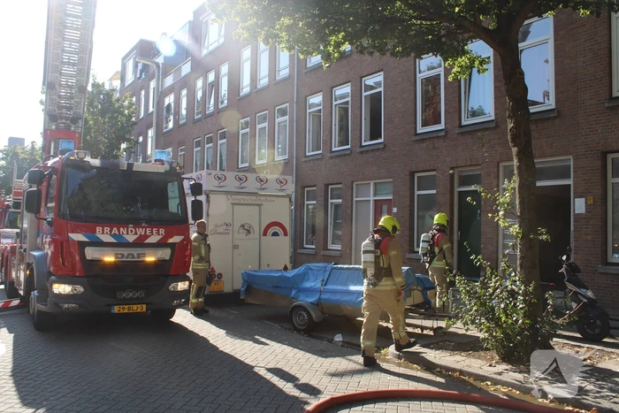 Brandweer blust brand op tweede etage van flat