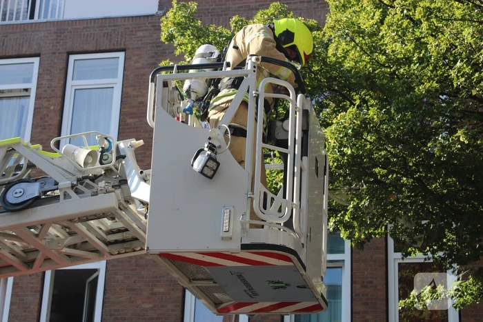Brandweer blust brand op tweede etage van flat