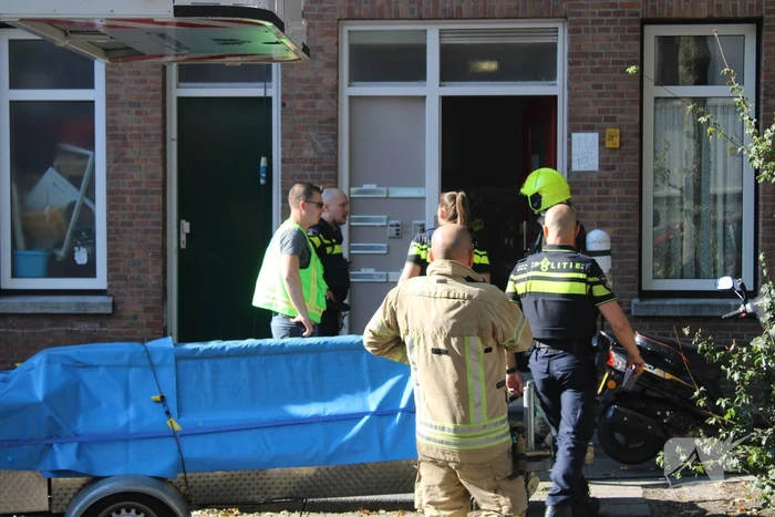 Brandweer blust brand op tweede etage van flat
