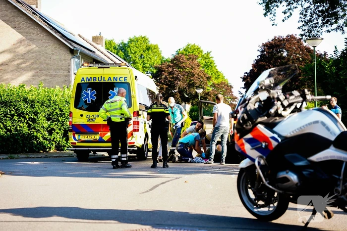 Fietsster belandt onder auto