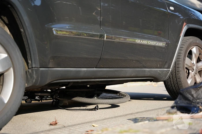 Fietsster belandt onder auto