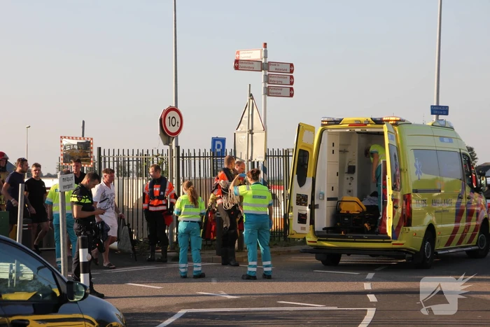 Boot vaart tegen kabel van veerpont en slaat om