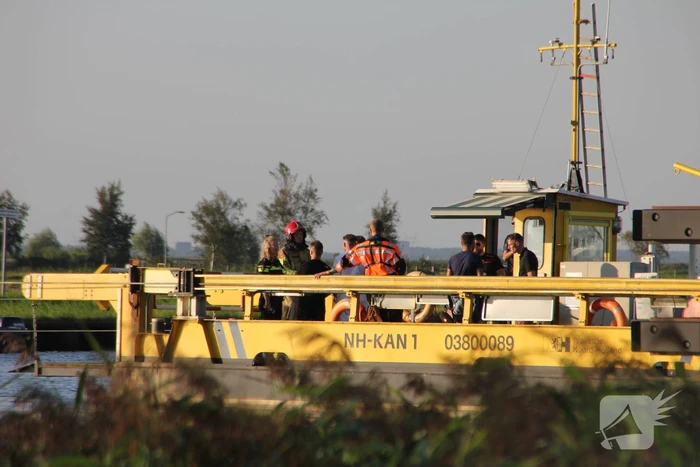 Boot vaart tegen kabel van veerpont en slaat om