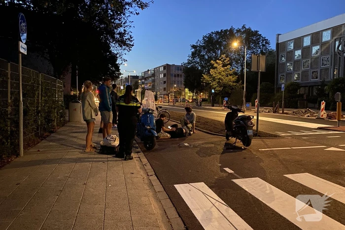Vrouw gewond bij scooterongeval