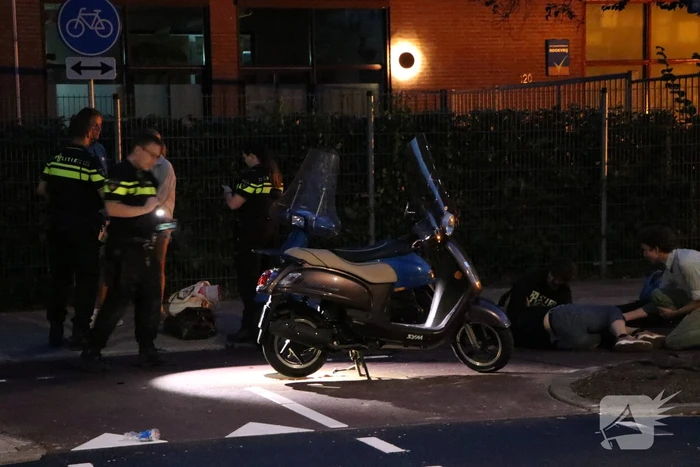 Vrouw gewond bij scooterongeval