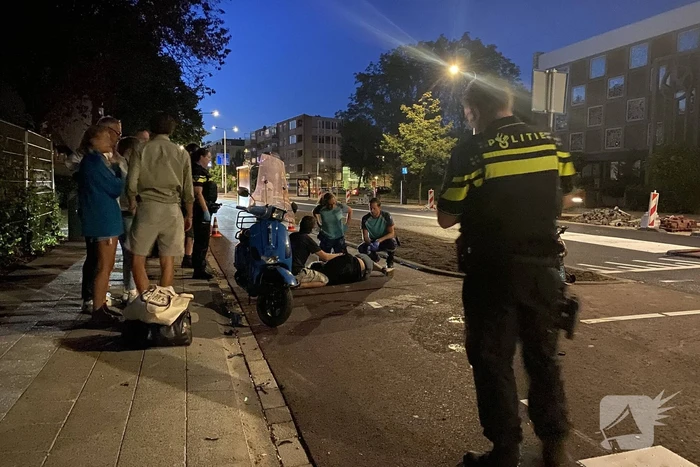 Vrouw gewond bij scooterongeval