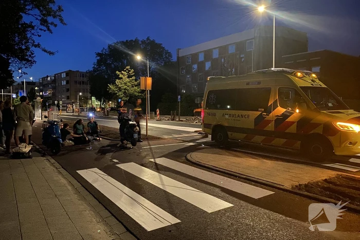 Vrouw gewond bij scooterongeval