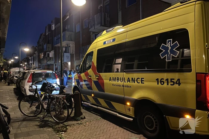 Kind gewond na val tegen auto