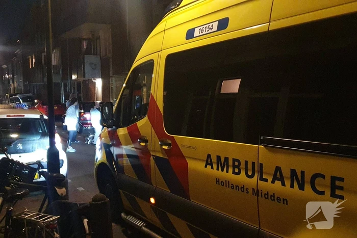 Kind gewond na val tegen auto