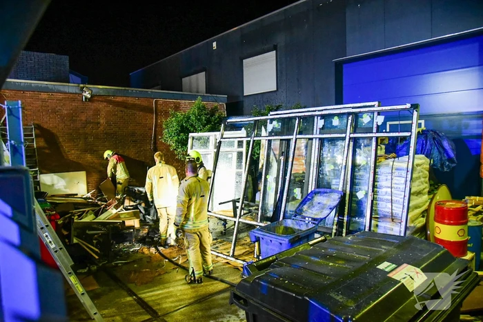 Brandweer blust brand bij kringloopwinkel