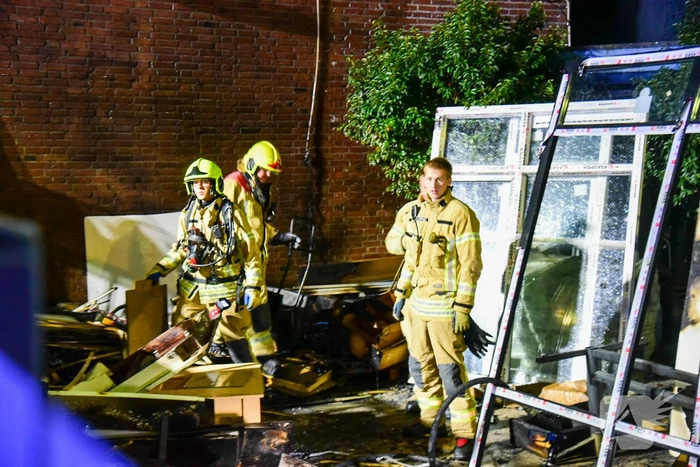 Brandweer blust brand bij kringloopwinkel