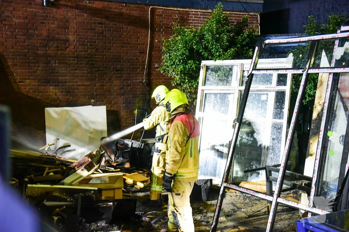 Brandweer blust brand bij kringloopwinkel