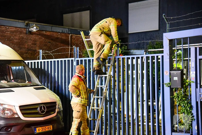 Brandweer blust brand bij kringloopwinkel