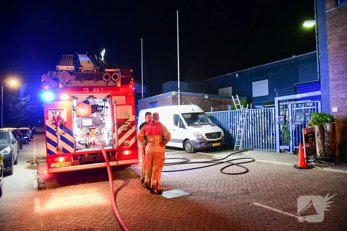 Brandweer blust brand bij kringloopwinkel