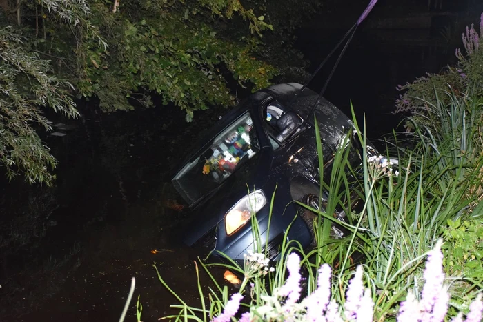 Dronken bestuurder rijdt bestelbus in de sloot