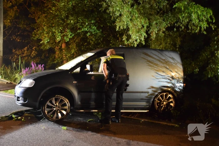 Dronken bestuurder rijdt bestelbus in de sloot