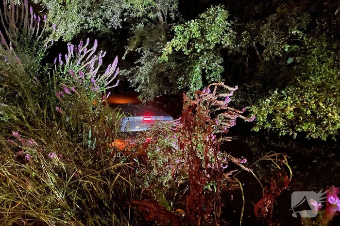 Dronken bestuurder rijdt bestelbus in de sloot