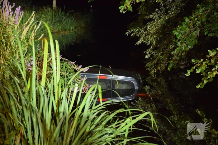 Dronken bestuurder rijdt bestelbus in de sloot