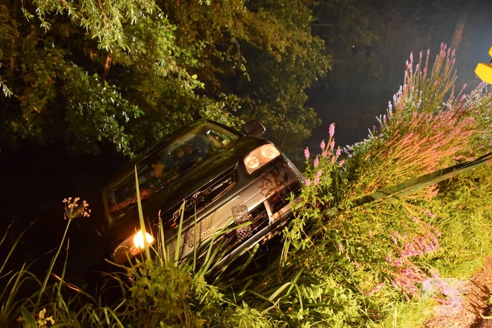 Dronken bestuurder rijdt bestelbus in de sloot