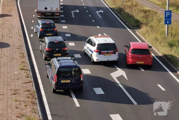 Vrachtwagen blokkeert afrit naar snelweg