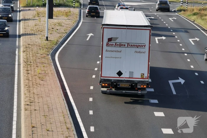 Vrachtwagen blokkeert afrit naar snelweg