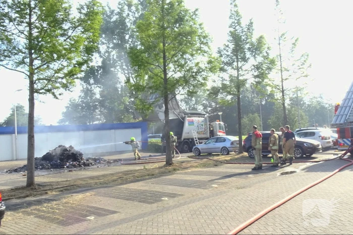 Afval in vuilniswagen vat vlam