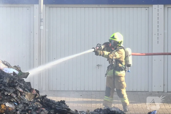 Afval in vuilniswagen vat vlam