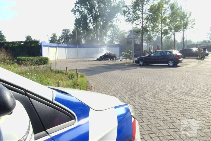 Afval in vuilniswagen vat vlam