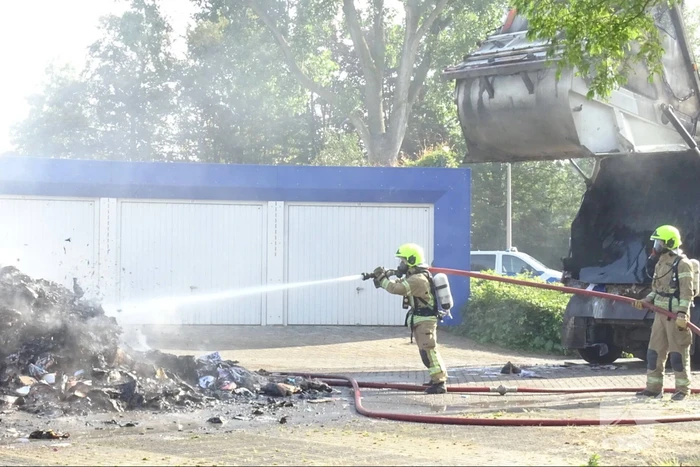 Afval in vuilniswagen vat vlam